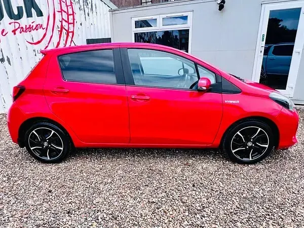 Used Toyota Yaris Design 100 HP (73 kW) 2015 Red Hatchback