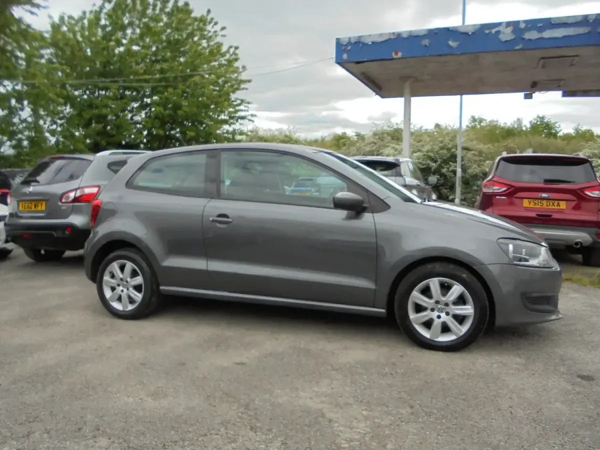 Usado VW Polo SE 85 HP (62 kW) 2010 Cinzento Citadino