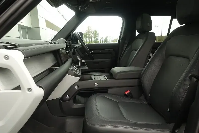 Używany Land Rover Defender SE Dynamic 300 KM (220 kW) 2024 Czarny SUV
