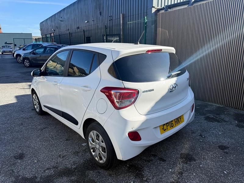 Used Hyundai i10 Edition 67 HP (49 kW) 2016 White Hatchback