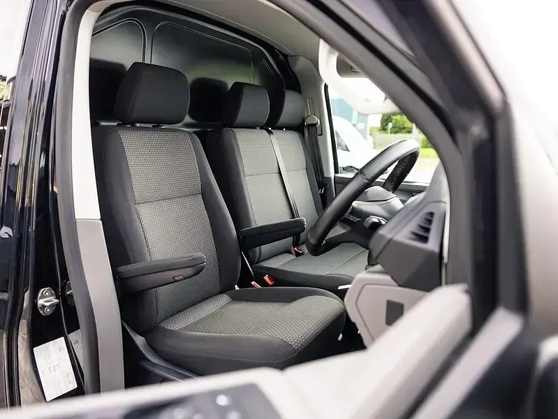 Second-hand VW Transporter Highline 150 CP (110 kW) 2022 Negru Van