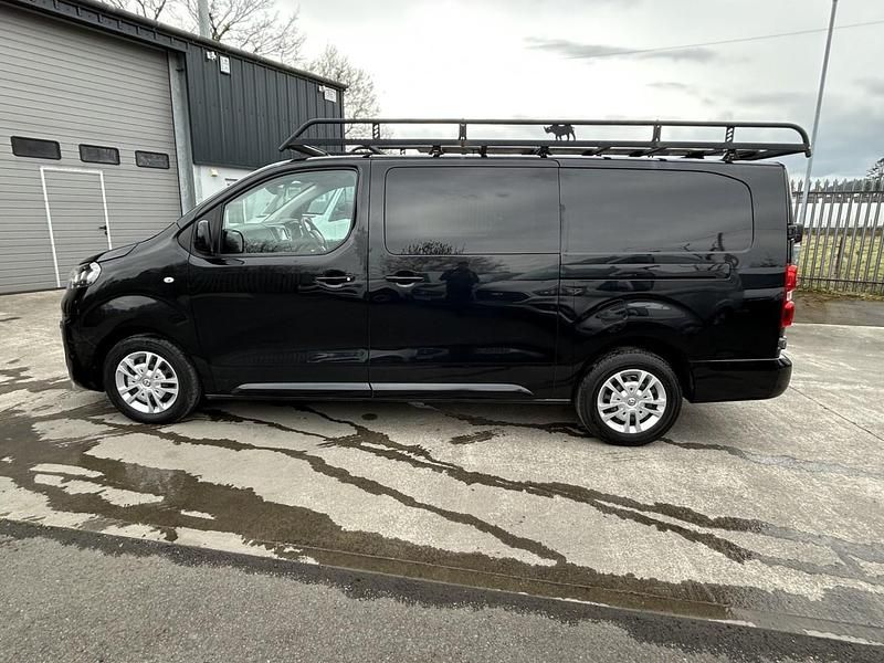 Second-hand Vauxhall Vivaro Sportive 120 CP (88 kW) 2021 Negru Monovolum