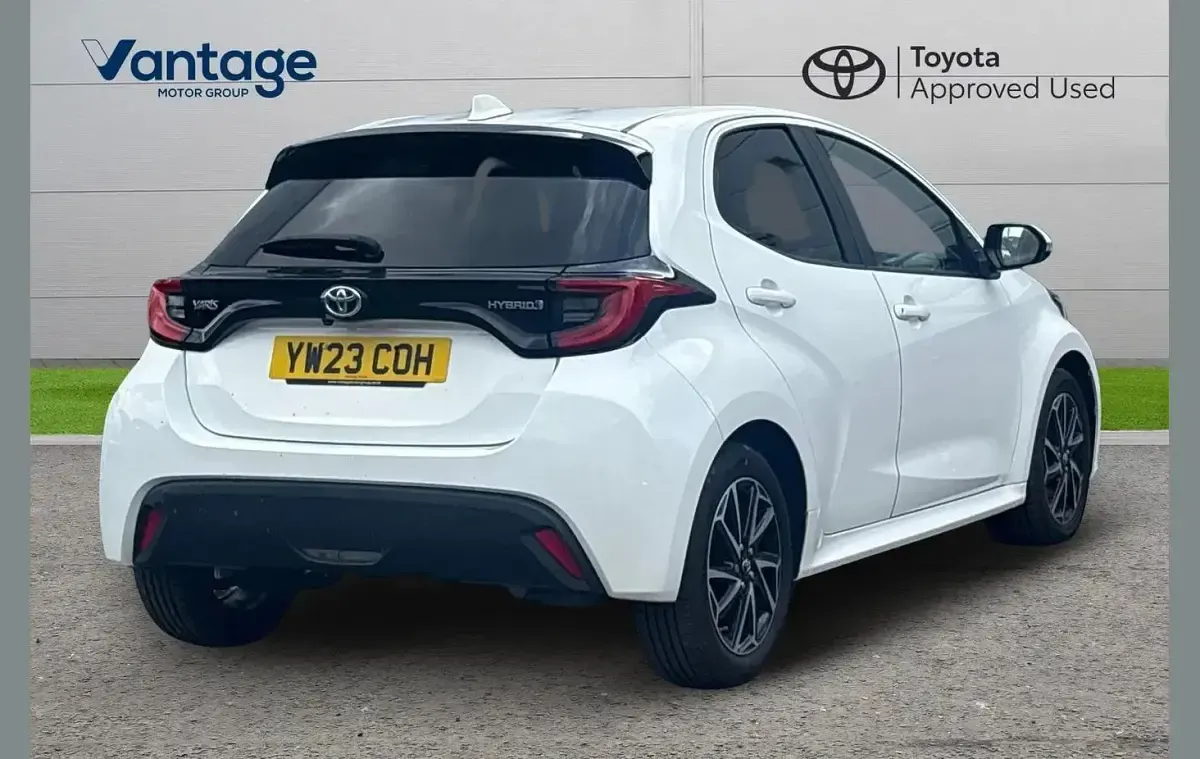 Used Toyota Yaris Design 113 HP (83 kW) 2023 White Hatchback