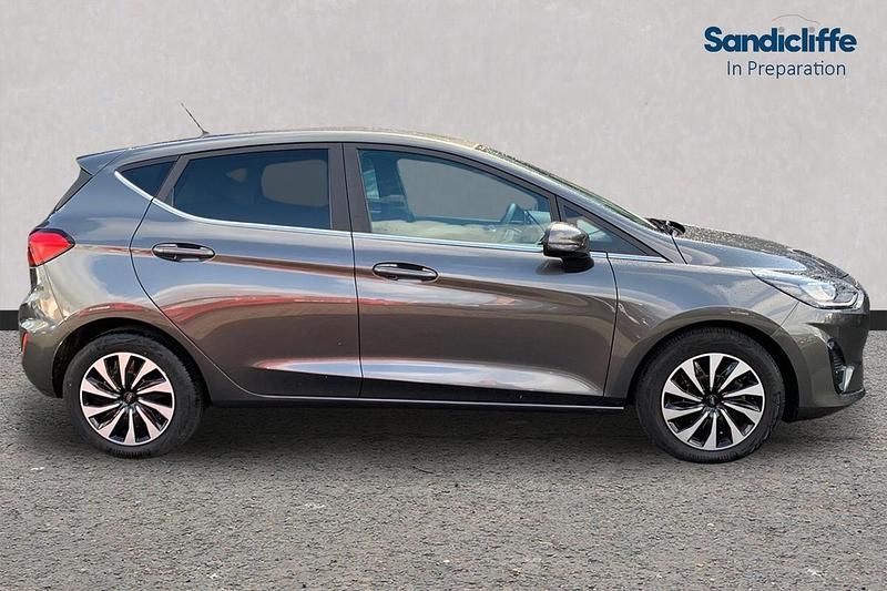 Usado Ford Fiesta Titanium 100 CV (73 kW) 2023 Gris Utilitario