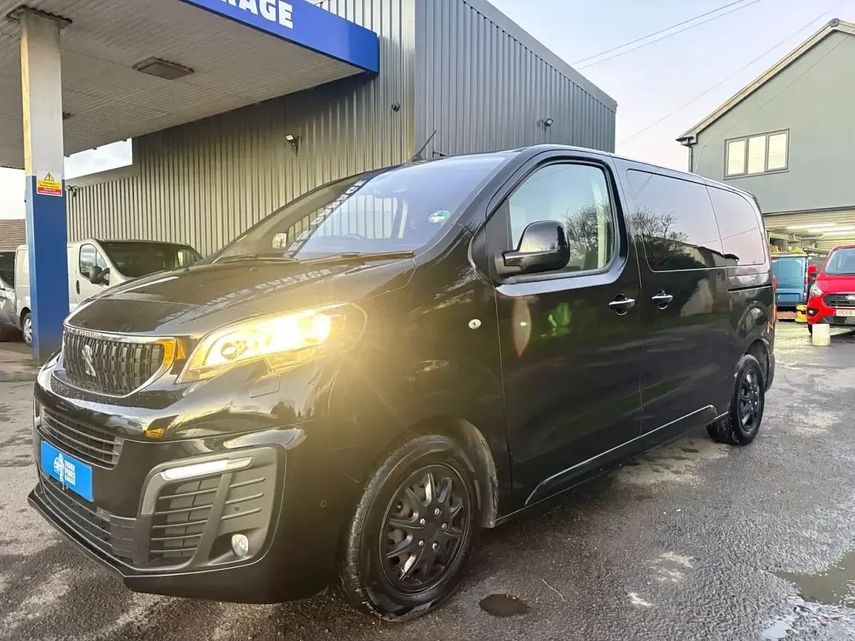 Begagnad Peugeot Traveller 2018 Svart Minibuss