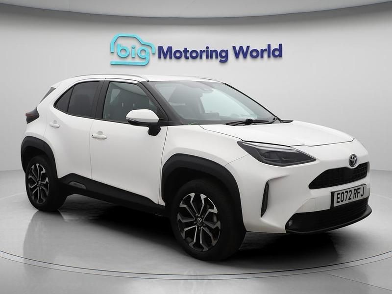 White Used 2022 Toyota Yaris Hybrid Design Hatchback | £17,200 (Expensive) - Image 1/4
