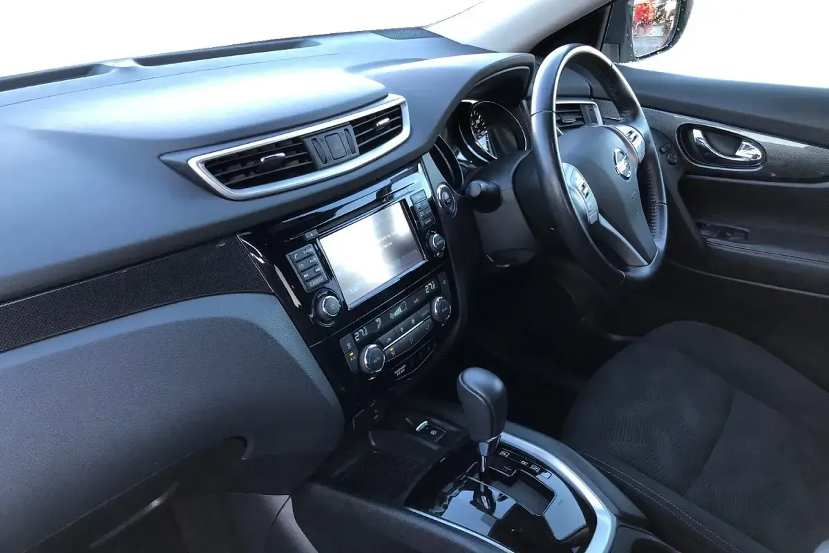 Used Nissan X-Trail N-Vision 177 HP (130 kW) 2017 White SUV