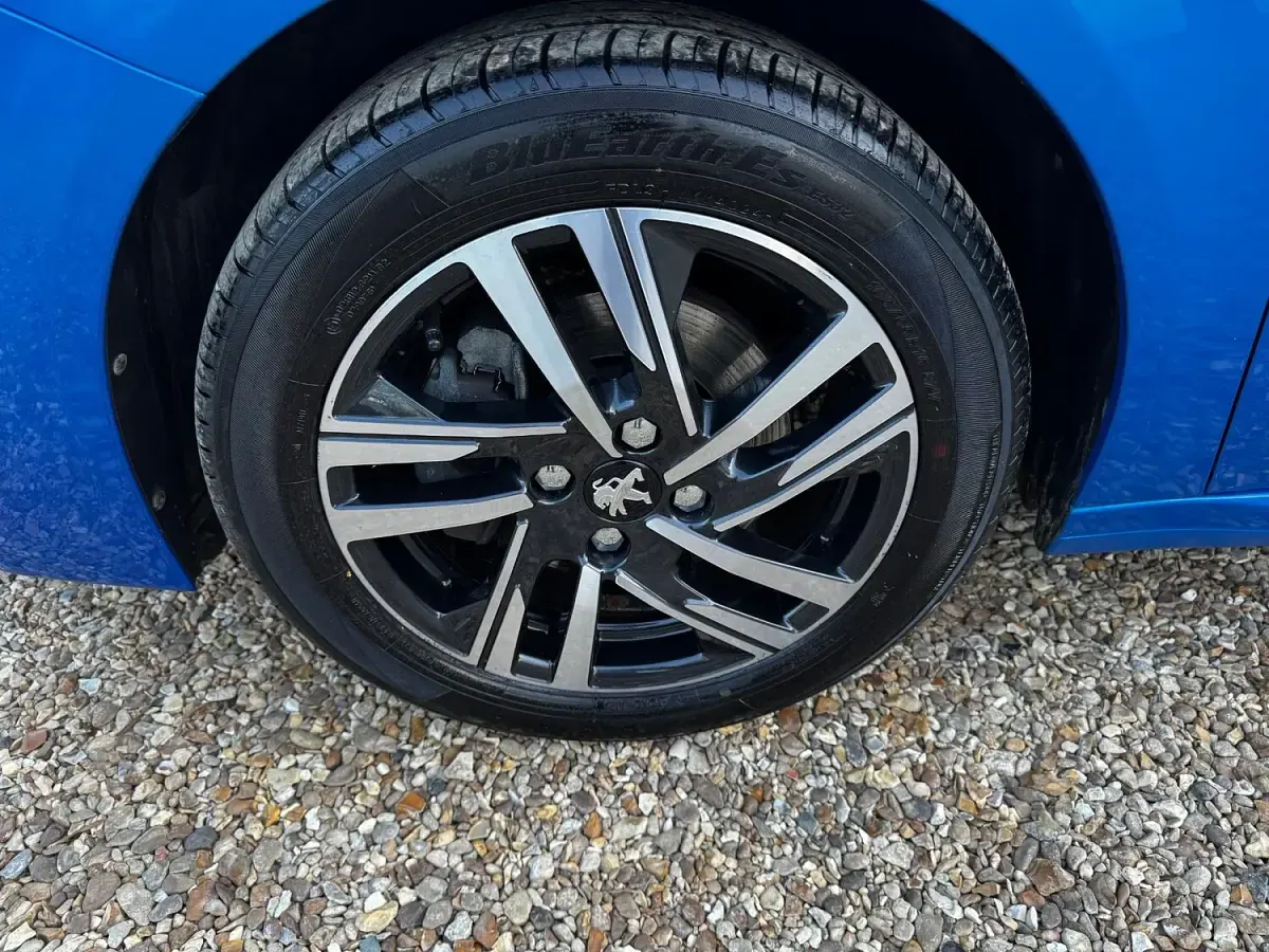 Used Peugeot 208 Allure 75 HP (55 kW) 2021 Blue Hatchback