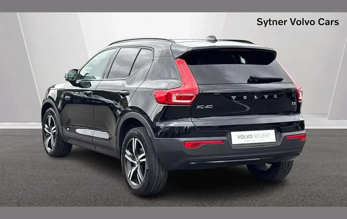 Begagnad Volvo XC40 R-Design 161 HK (118 kW) 2022 Svart SUV