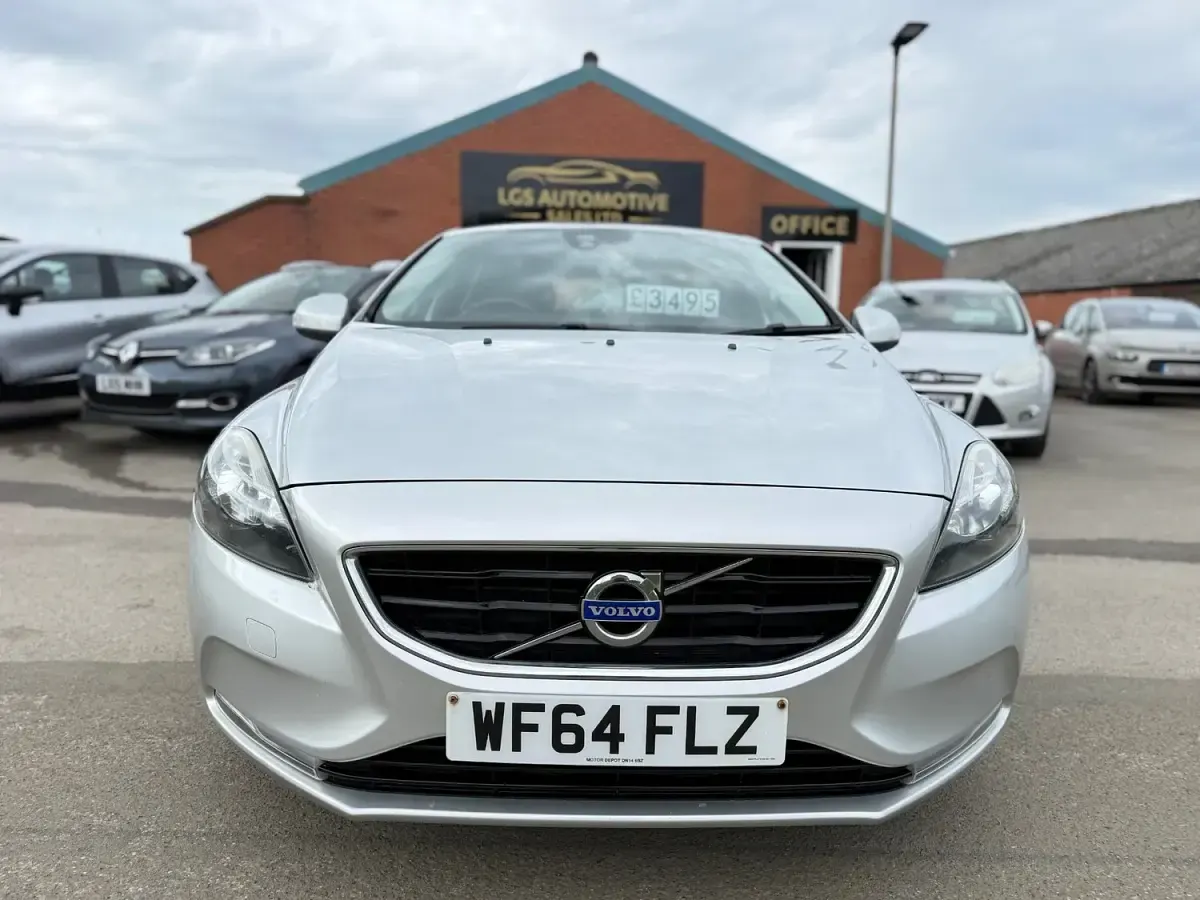 Used Volvo V40 115 HP (84 kW) 2014 Silver Hatchback