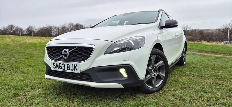 Used Volvo V40 2013 White Hatchback
