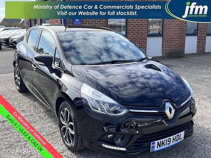 Diamond black met Used 2019 Renault Clio IV Play Hatchback | £7,450 (Fair price) - Image 1/4