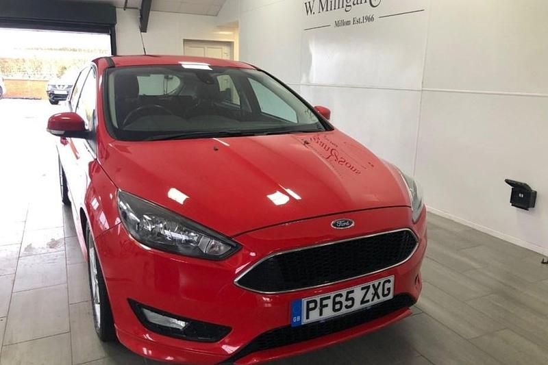 Used Ford Focus Zetec 125 HP (91 kW) 2016 Red Hatchback