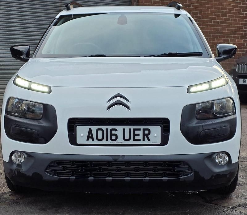 Used Citroën C4 Cactus Flair 82 HP (60 kW) 2016 White Hatchback
