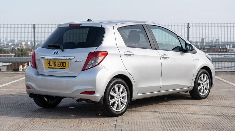 Used Toyota Yaris Hybrid 101 HP (74 kW) 2016 Silver Hatchback