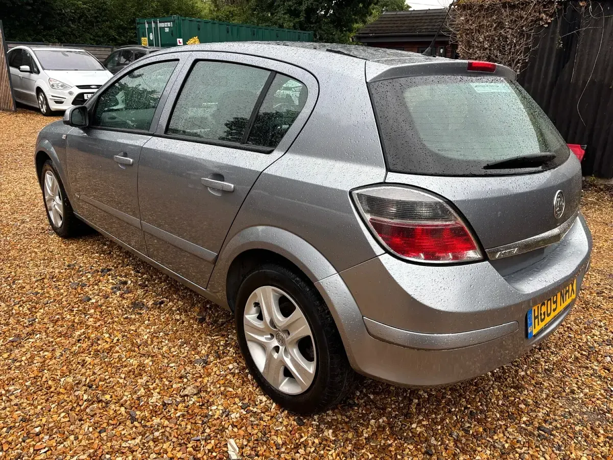 Used Vauxhall Astra Active 115 HP (84 kW) 2009 Silver Hatchback