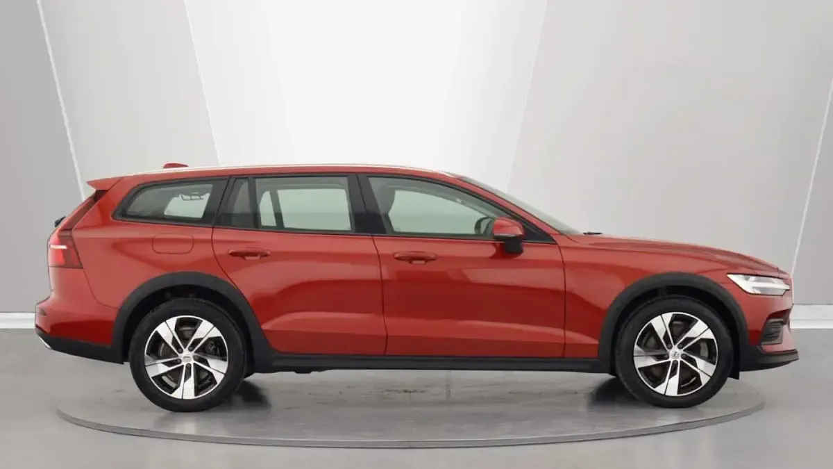 Used Volvo V60 CC 250 HP (183 kW) 2022 Estate