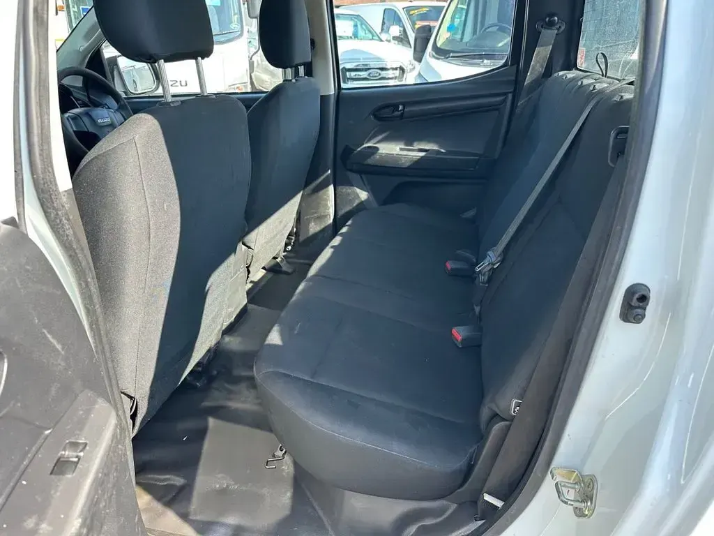 Used Isuzu Pick up 161 HP (118 kW) 2014 White Pickup