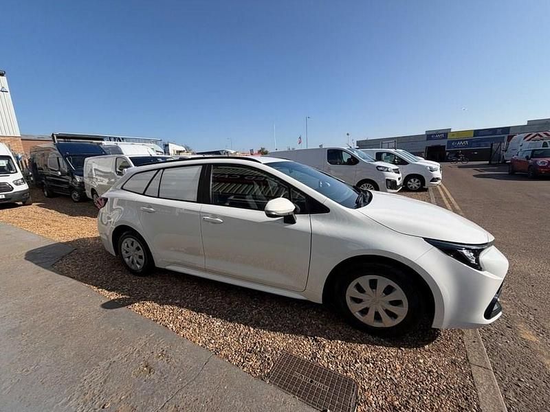 Używany Toyota Corolla 140 KM (102 kW) 2023 Biały Van