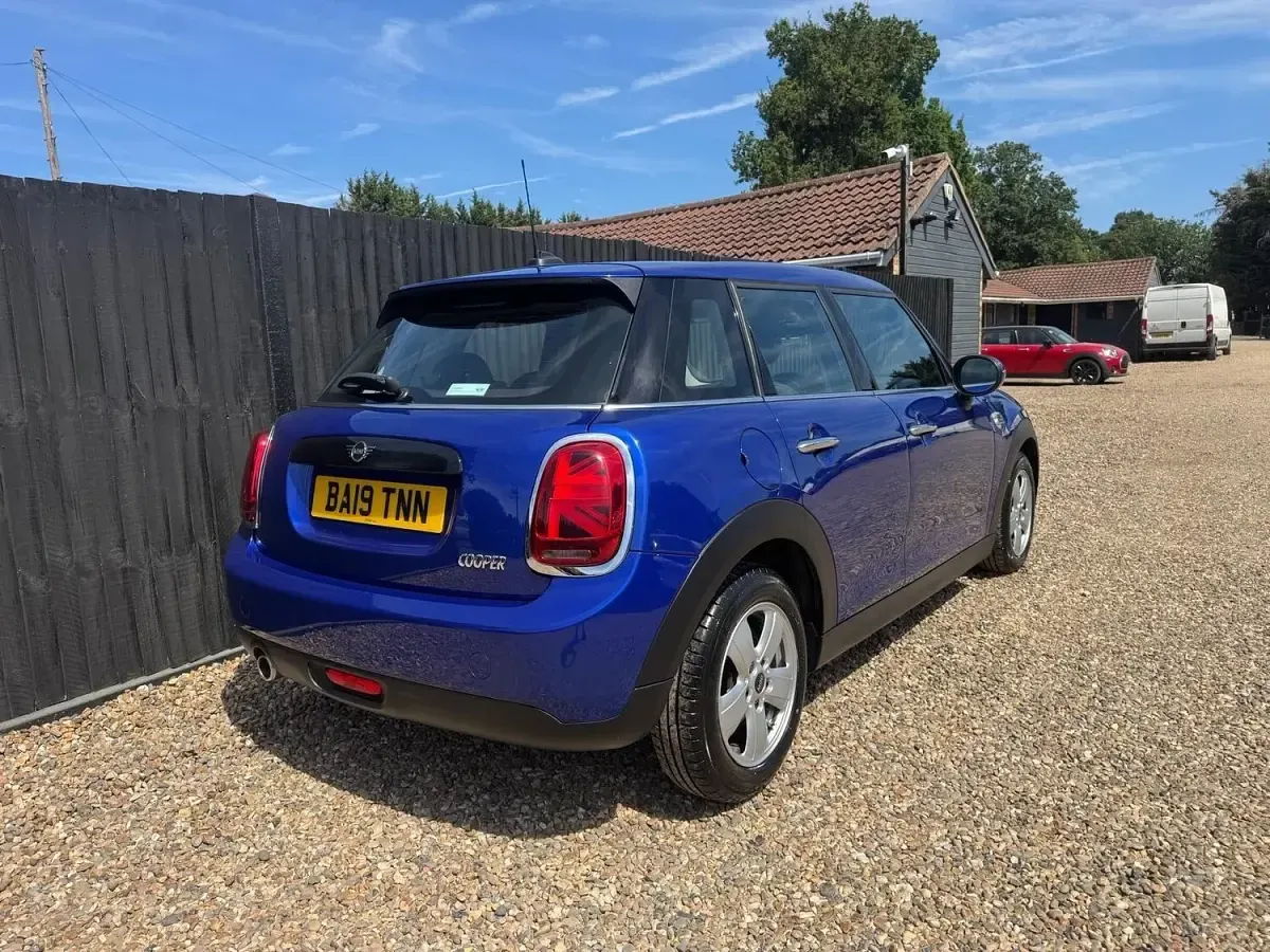 Used Mini Cooper Classic 134 HP (98 kW) 2019 Blue Hatchback