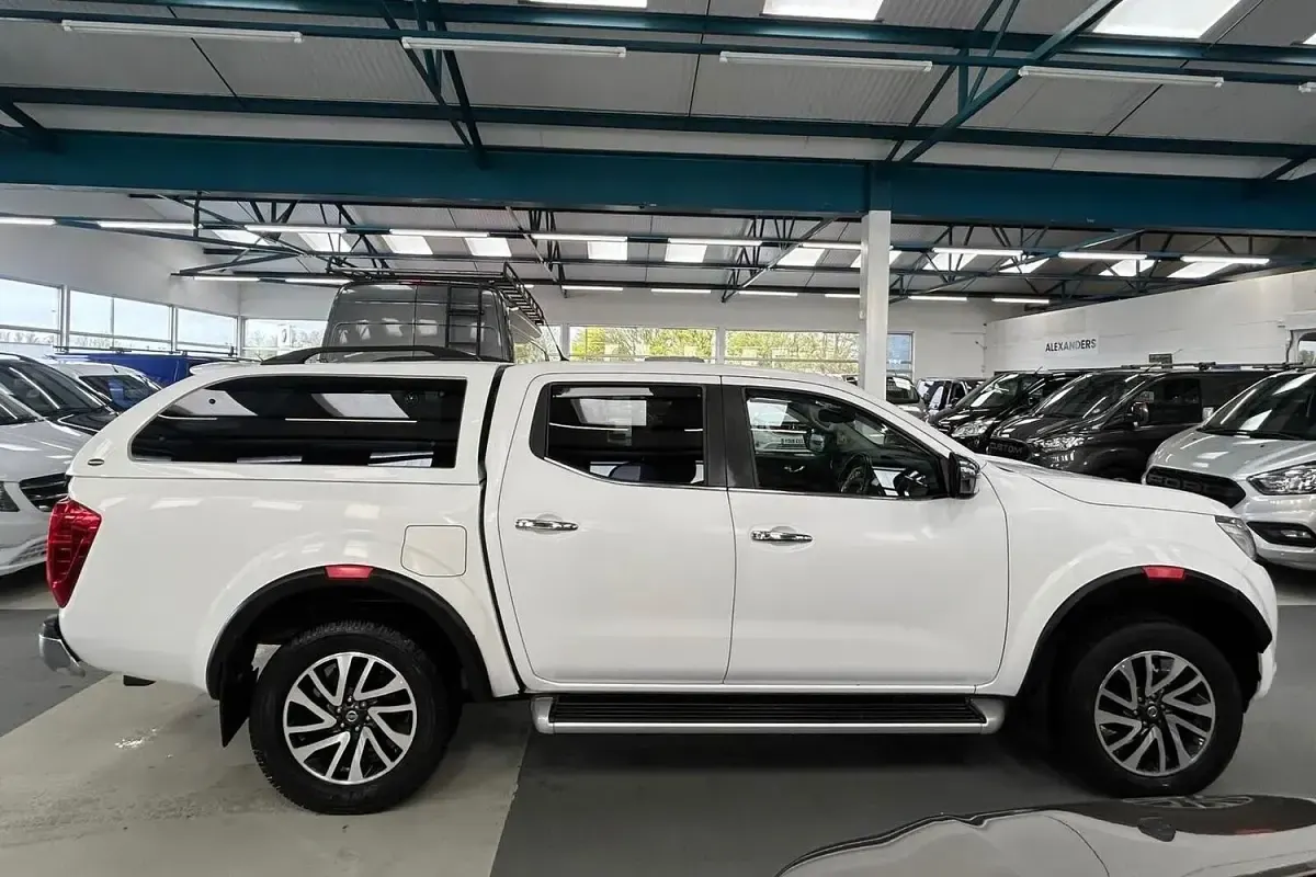 Used Nissan Navara Acenta+ 187 HP (137 kW) 2018 White Pickup