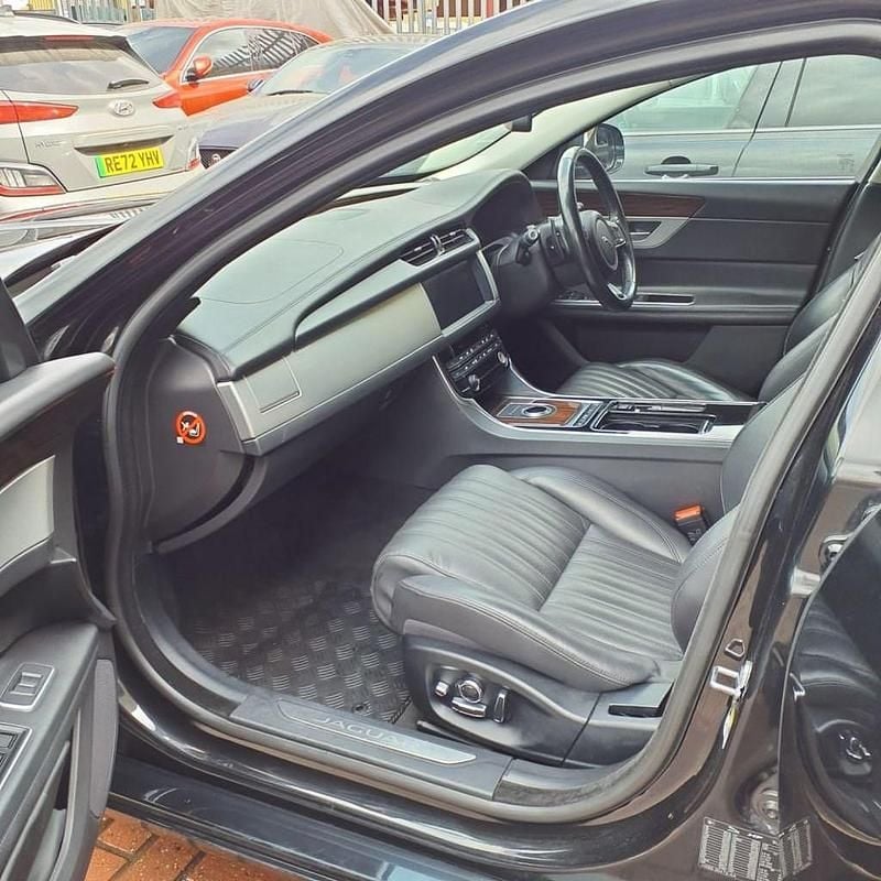 Used Jaguar XF Portfolio 180 HP (132 kW) 2017 Black Sedan