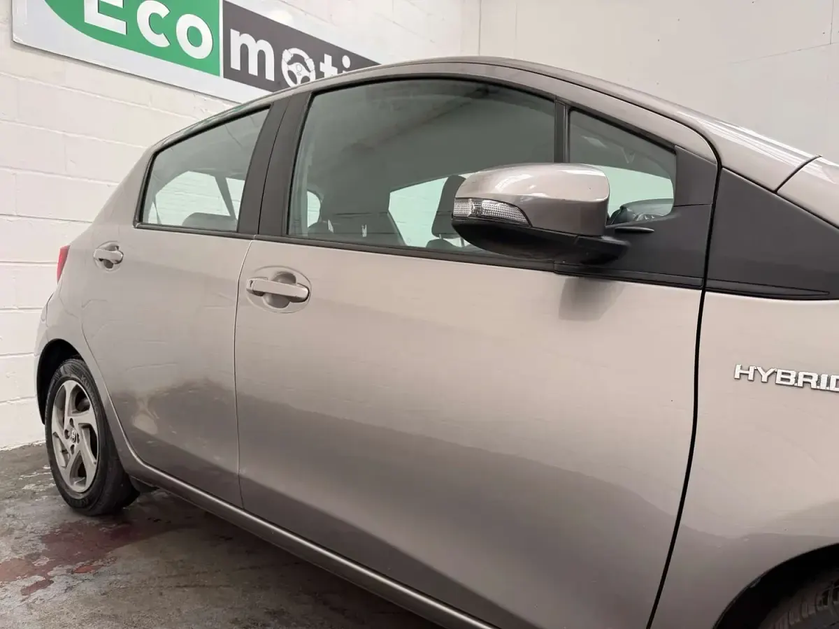 Used Toyota Yaris 101 HP (74 kW) 2015 Bronze Hatchback