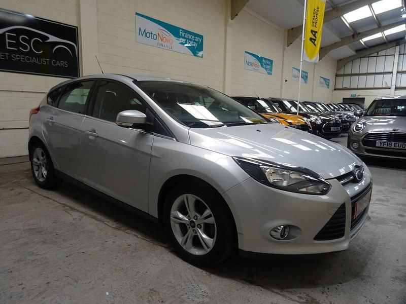 Used Ford Focus Zetec 125 HP (91 kW) 2013 Silver Hatchback