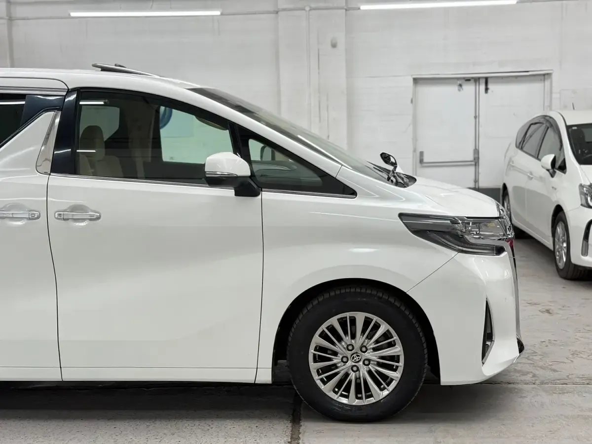 Usado Toyota Alphard 190 CV (139 kW) 2026 Blanco Monovolumen