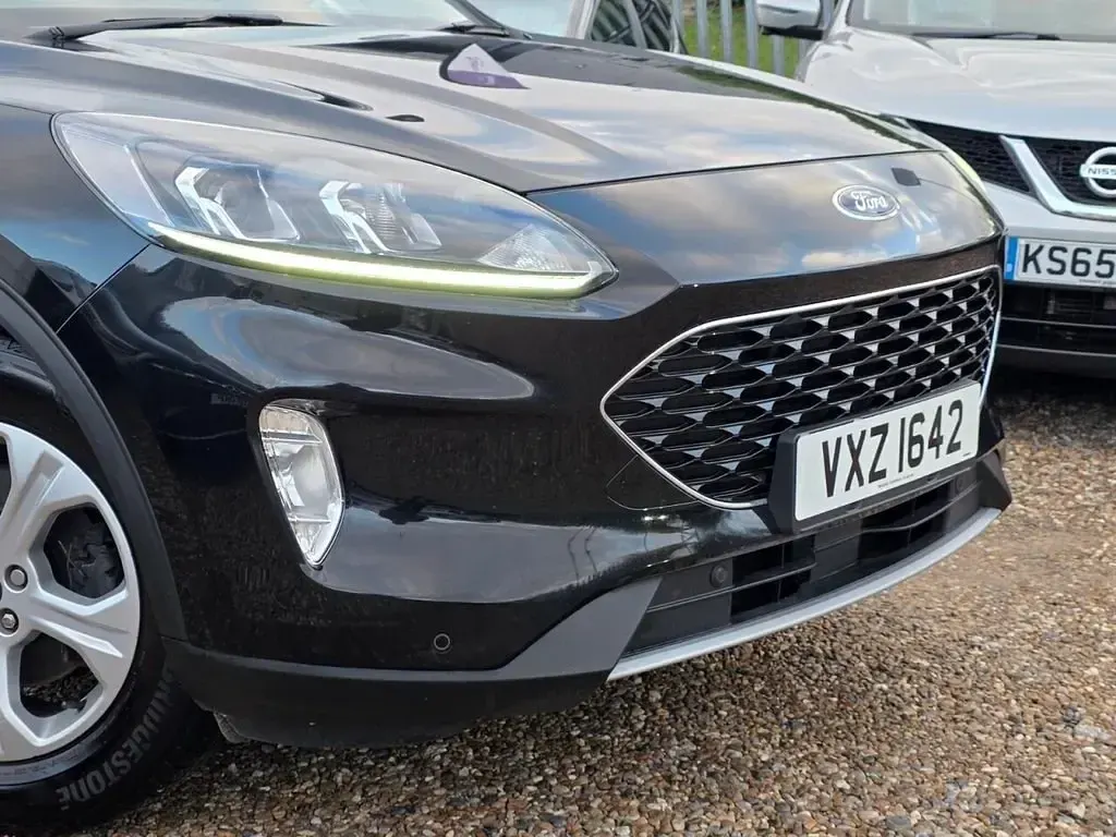 Usado Ford Kuga Zetec 120 CV (88 kW) 2020 Negro SUV