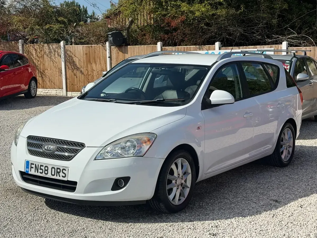 Used Kia Ceed 2008 White Hatchback