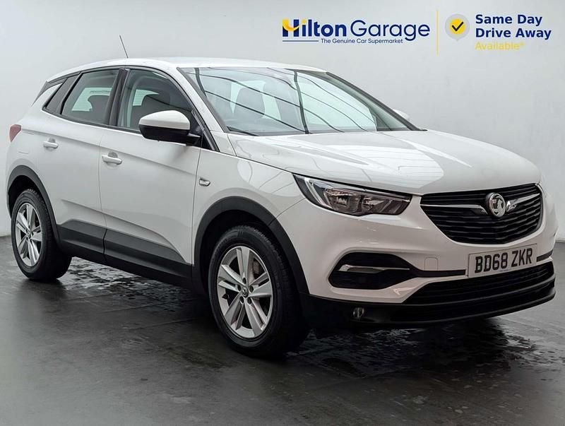 Used Vauxhall Grandland X S 130 HP (95 kW) 2018 White SUV