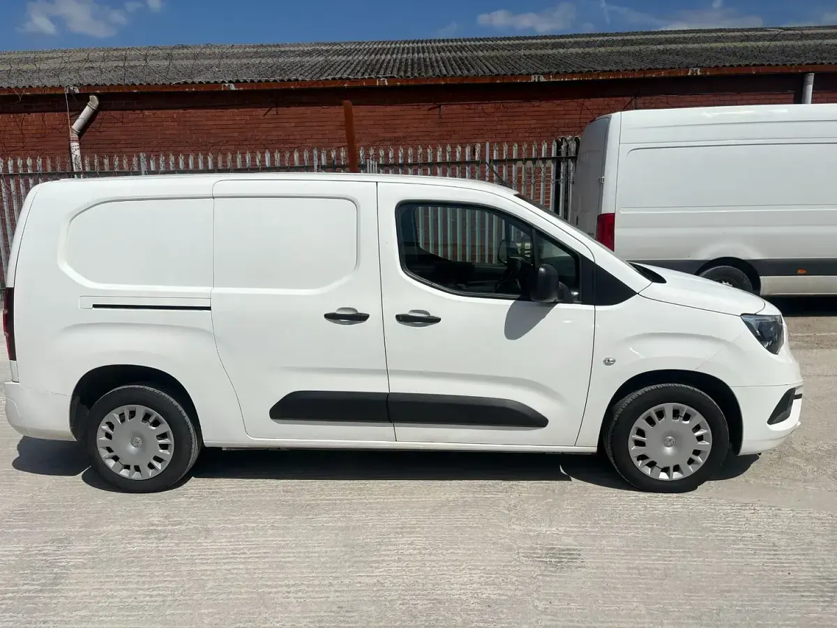 Used Vauxhall Combo Sportive 100 HP (73 kW) 2020 White MPV