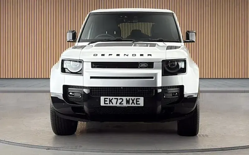 Used Land Rover Defender Dynamic 250 HP (183 kW) 2022 Hakuba silver SUV
