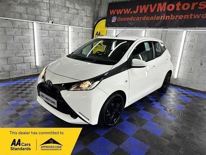 Begagnad Toyota Aygo X-play 2016 Vit Halvkombi