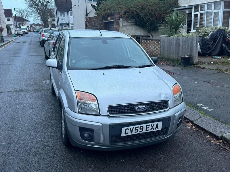 Silver Used 2009 Ford Fusion Hatchback | £1,095 (Fair price) - Image 1/4
