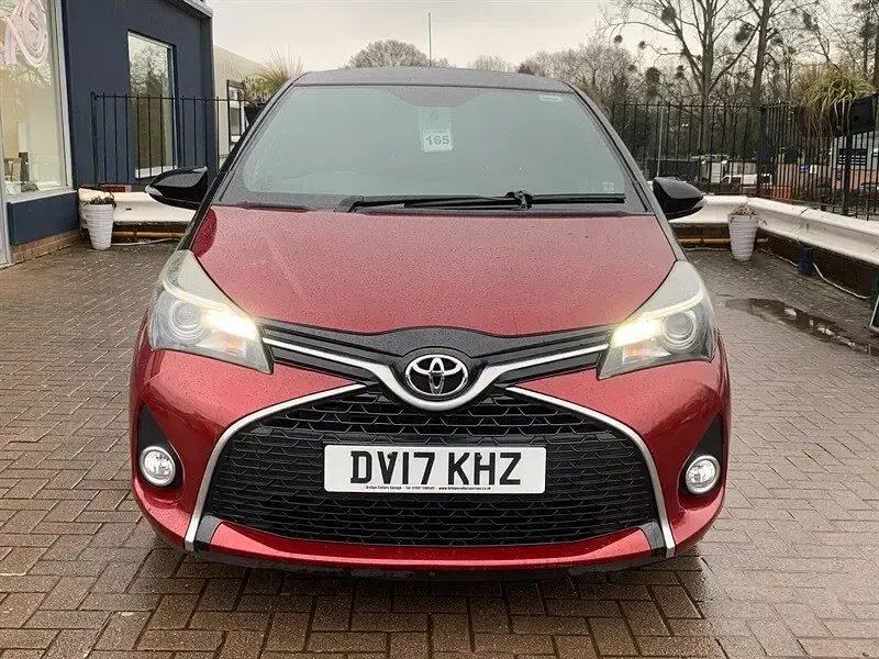 Używany Toyota Yaris Design 99 KM (72 kW) 2017 Czerwony Hatchback