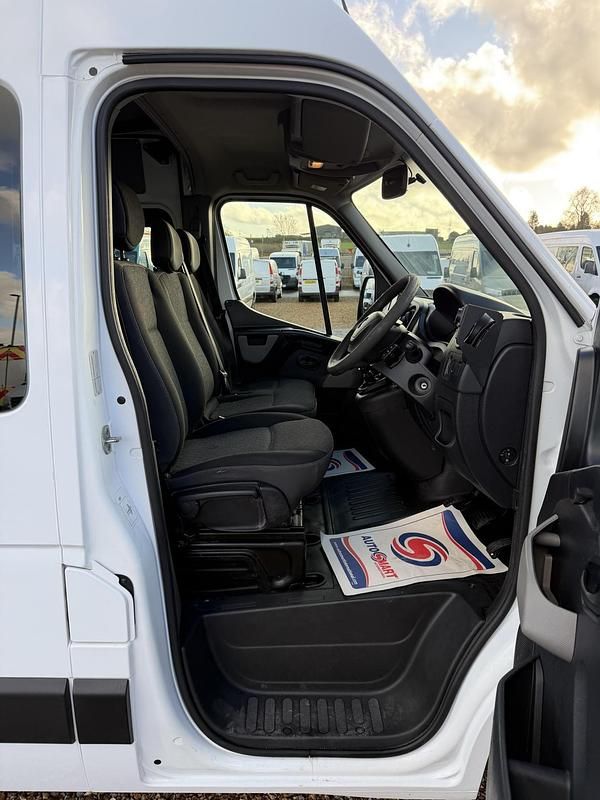 Second-hand Vauxhall Movano 130 CP (95 kW) 2018 Alb Monovolum