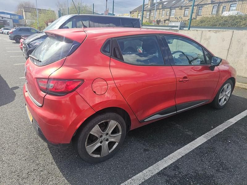 Used Renault Clio IV Dynamique 75 HP (55 kW) 2015 Red Hatchback