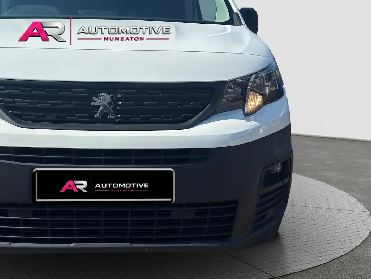 Used Peugeot Partner Premium 131 HP (96 kW) 2021 White MPV