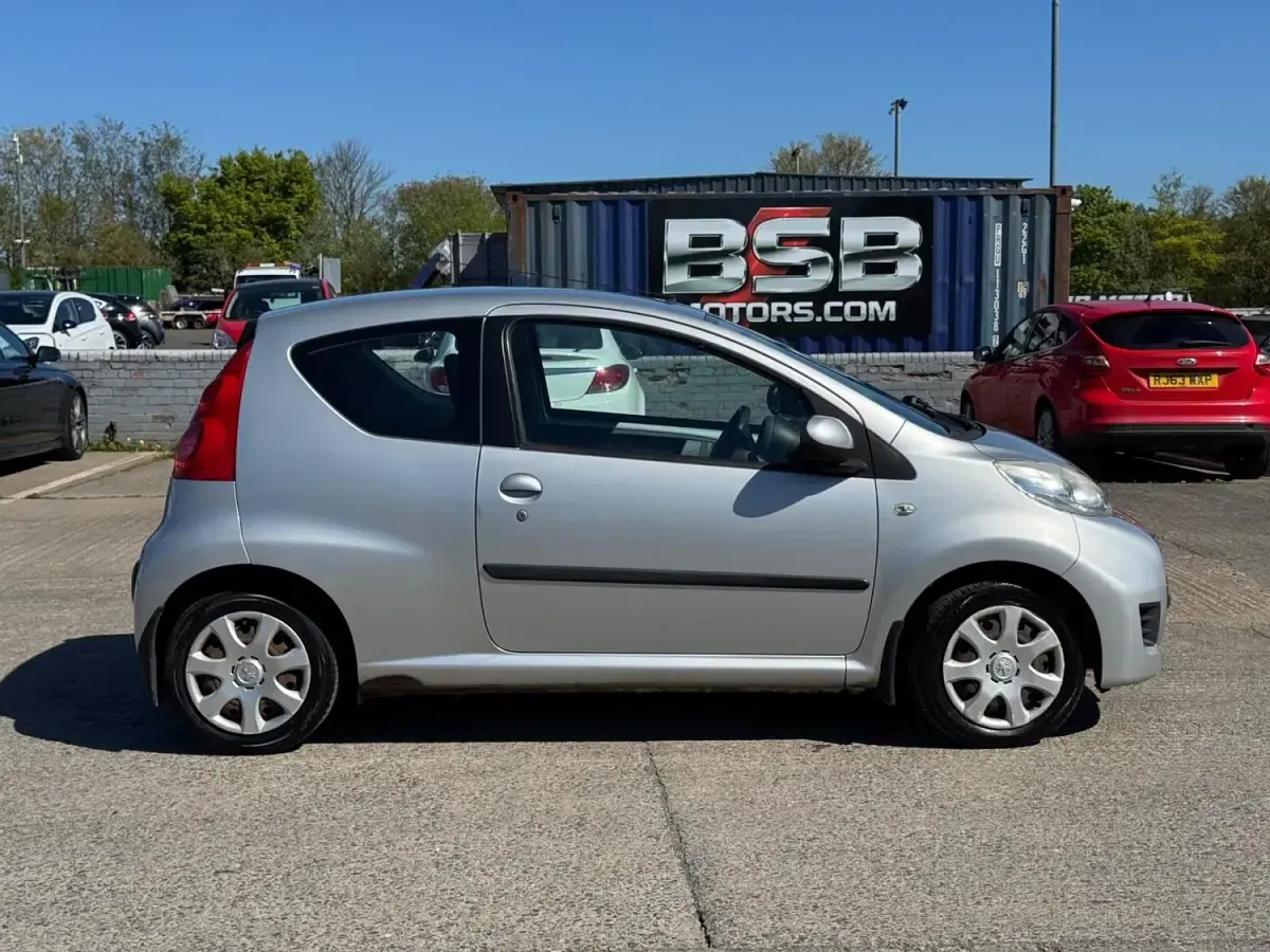 Second-hand Peugeot 107 68 CP (50 kW) 2011 Argintiu Hatchback