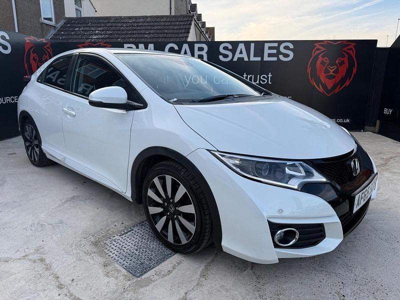 Used Honda Civic SE Plus 142 HP (104 kW) 2015 White Hatchback