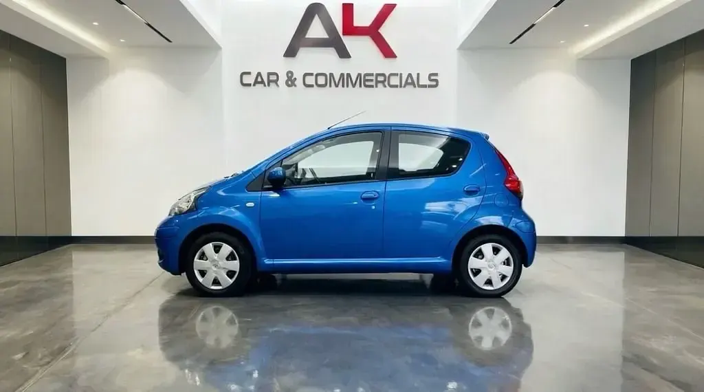 Usado Toyota Aygo 67 CV (49 kW) 2011 Azul Utilitario