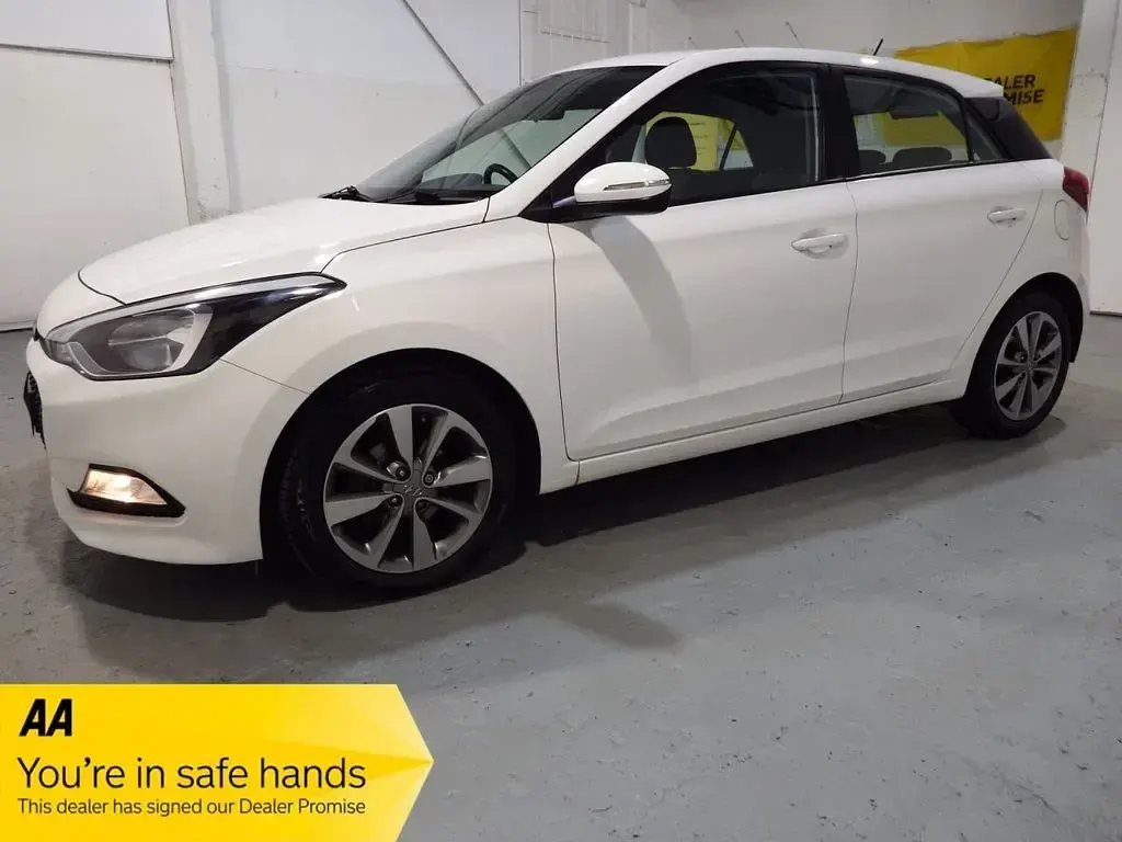 Used Hyundai i20 SE 84 HP (61 kW) 2015 White Hatchback