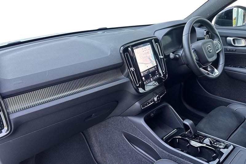 Begagnad Volvo XC40 Plus 197 HK (144 kW) 2024 Vit SUV
