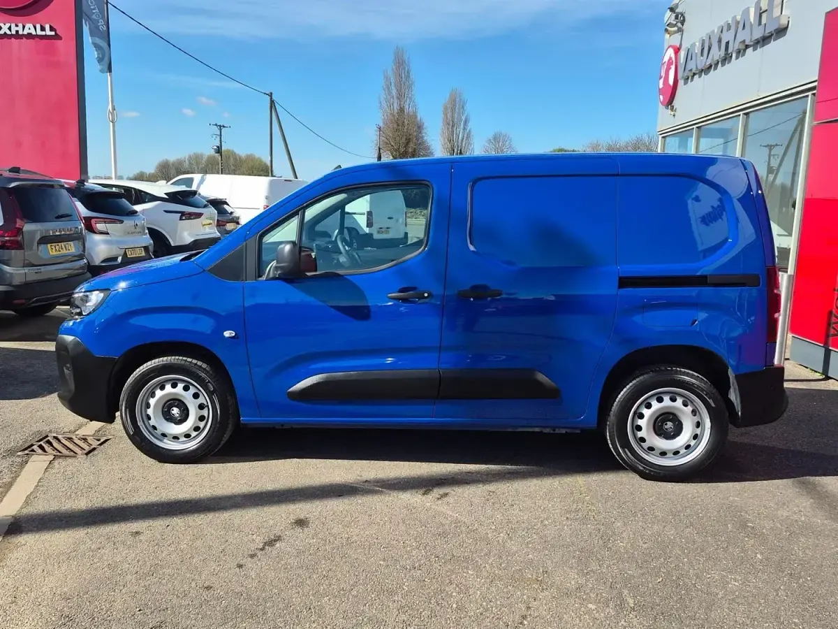 Nouă Vauxhall Combo S 101 CP (74 kW) 2025 Albastru Monovolum
