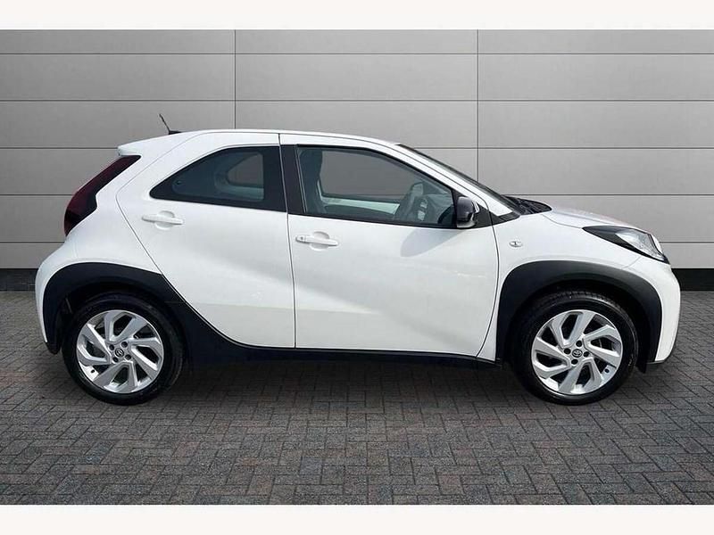 Used Toyota Aygo X PURE 72 HP (52 kW) 2023 White SUV