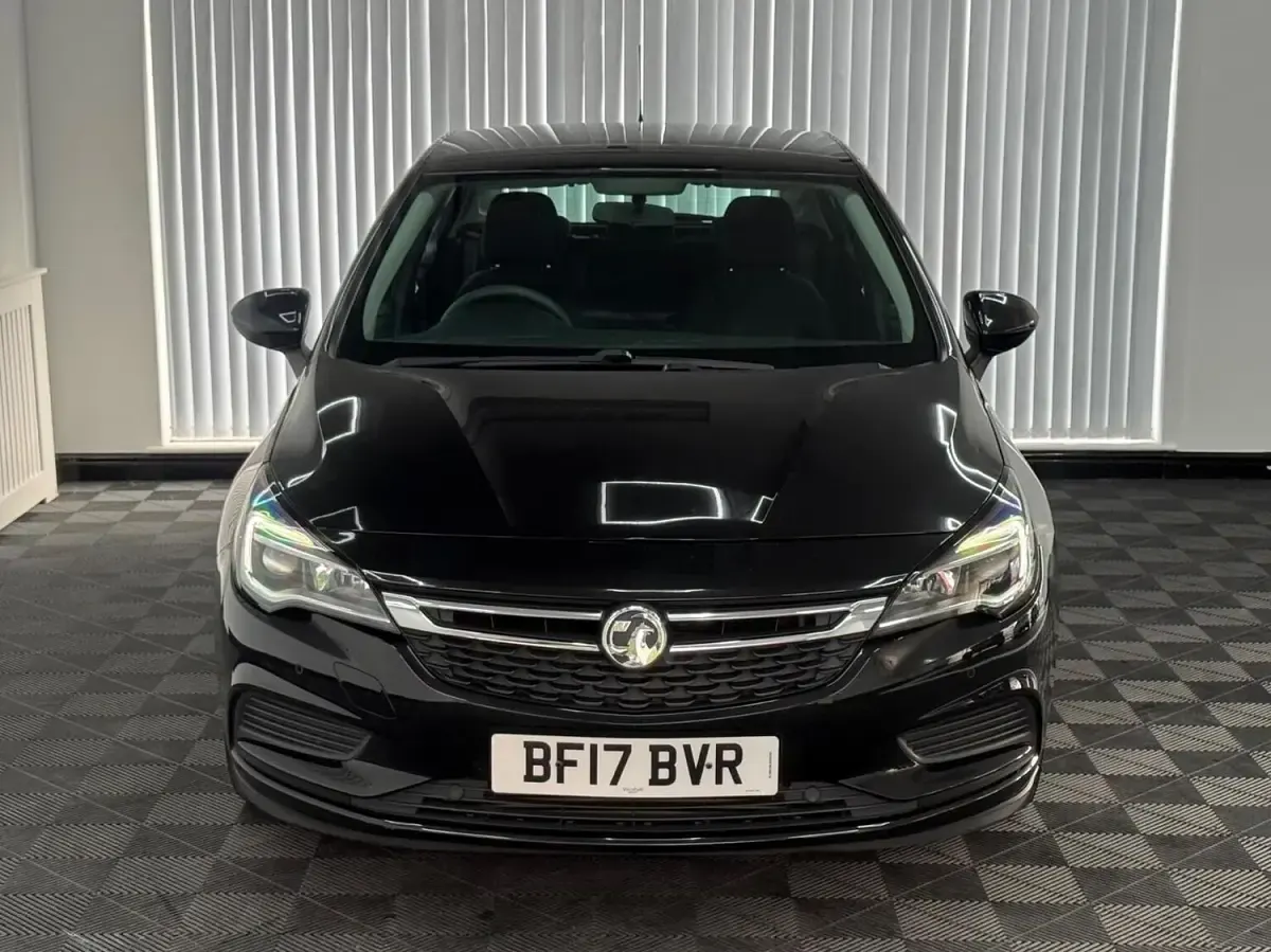 Used Vauxhall Astra Design Edition 105 HP (77 kW) 2017 Black Hatchback