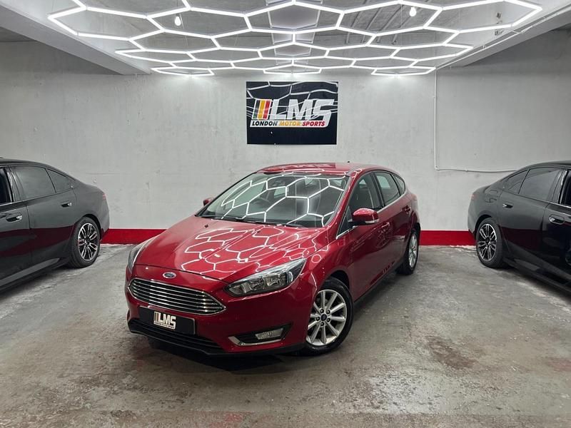 Used Ford Focus Titanium 125 HP (91 kW) 2015 Red Hatchback