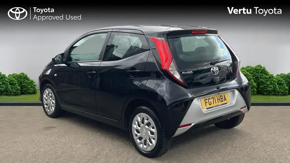 Used Toyota Aygo X-play 72 HP (52 kW) 2022 Bold black (metallic paint) Hatchback